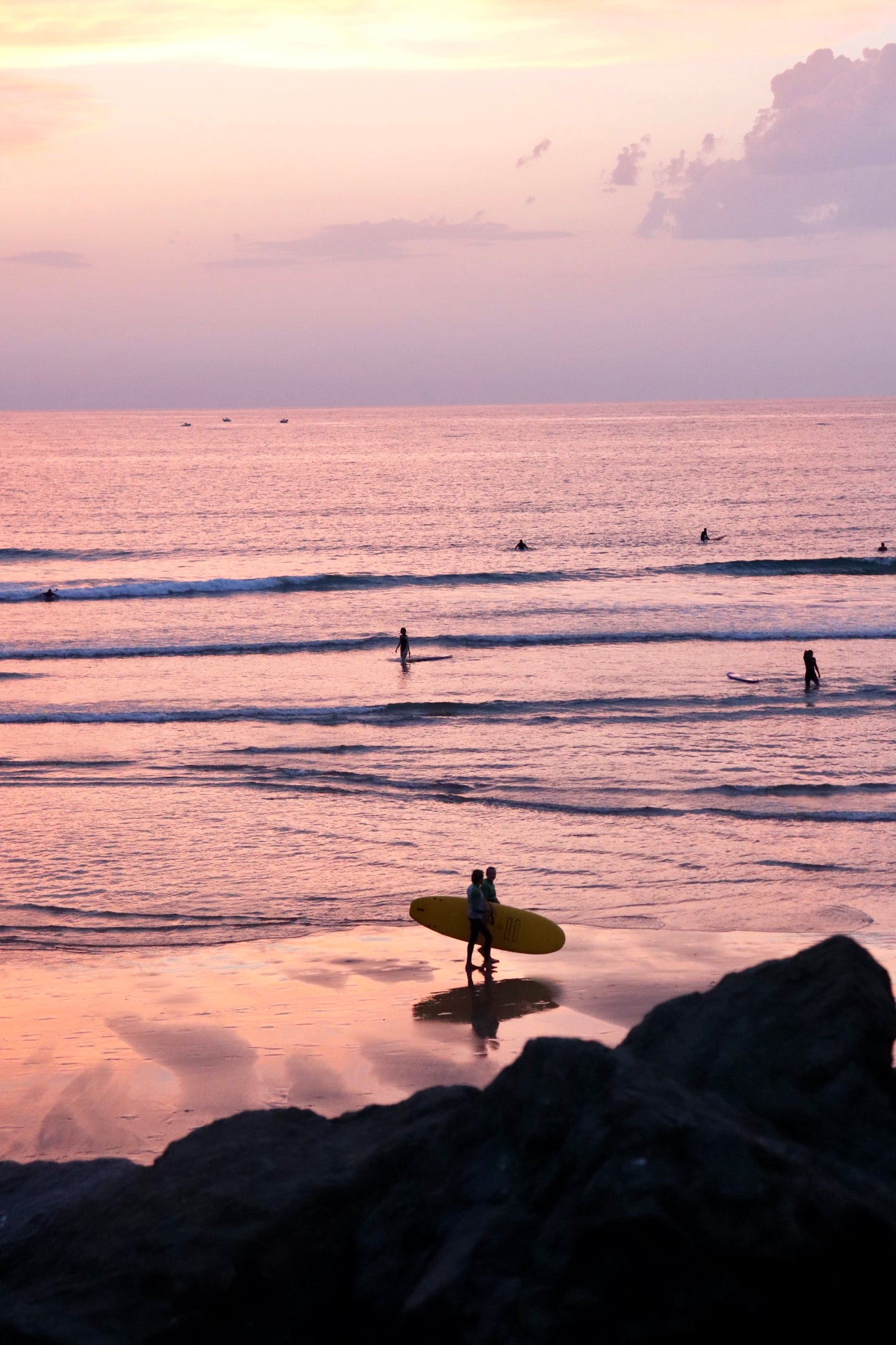 surf in pink waves - Tirage photo